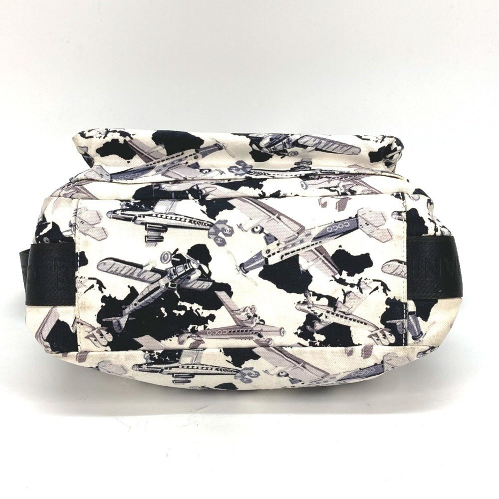 CHANEL Black Canvas Pochette Shoulder Bag - Picture 4 of 16
